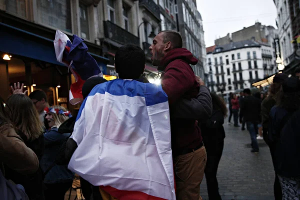 Partidarios franceses celebran después de la victoria de su equipo, Bruselas — Foto de Stock