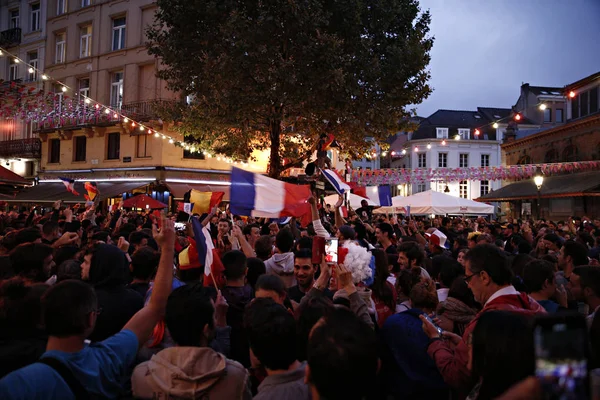 Partidarios franceses celebran después de la victoria de su equipo, Bruselas — Foto de Stock