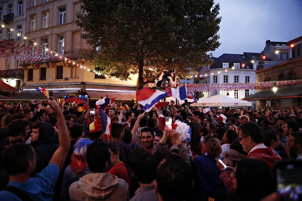 Partidarios franceses celebran después de la victoria de su equipo, Bruselas — Foto de Stock