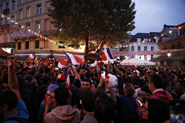 Partidarios franceses celebran después de la victoria de su equipo, Bruselas — Foto de Stock