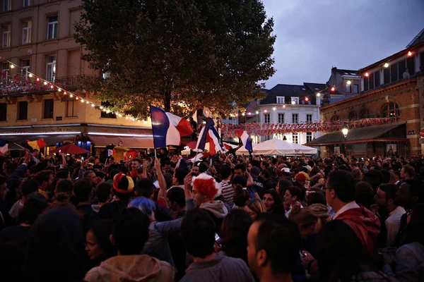 Partidarios franceses celebran después de la victoria de su equipo, Bruselas — Foto de Stock