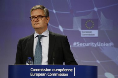 AB Komisyon Üyeleri Avramopulos ve Kral basın toplantısı düzenledi