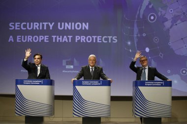 AB Komisyon Üyeleri Avramopulos ve Kral basın toplantısı düzenledi