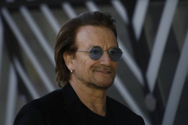 Bono İrlandalı grup U2 şarkıcı ve Bir kampanya Bon kurucularından