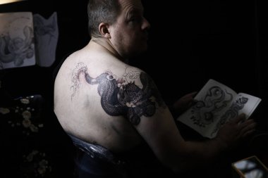 Brüksel, Belçika. 11 Kasım 2018. Bir Dövme sanatçısı Uluslararası Brüksel Dövme Sözleşmesi sırasında bir kişi dövme. 