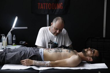 Brüksel, Belçika. 11 Kasım 2018. Bir Dövme sanatçısı Uluslararası Brüksel Dövme Sözleşmesi sırasında bir kişi dövme. 