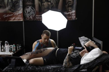 Brüksel, Belçika. 11 Kasım 2018. Bir Dövme sanatçısı Uluslararası Brüksel Dövme Sözleşmesi sırasında bir kişi dövme. 