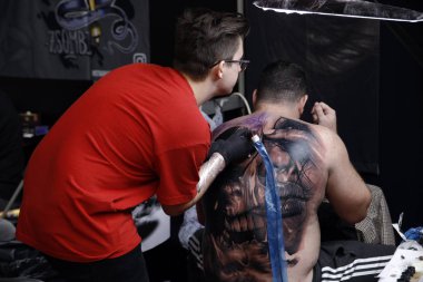 Brüksel, Belçika. 11 Kasım 2018. Bir Dövme sanatçısı Uluslararası Brüksel Dövme Sözleşmesi sırasında bir kişi dövme. 