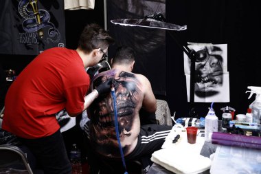 Brüksel, Belçika. 11 Kasım 2018. Bir Dövme sanatçısı Uluslararası Brüksel Dövme Sözleşmesi sırasında bir kişi dövme. 