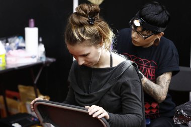 Brüksel, Belçika. 11 Kasım 2018. Bir Dövme sanatçısı Uluslararası Brüksel Dövme Sözleşmesi sırasında bir kişi dövme. 