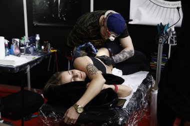 Brüksel, Belçika. 11 Kasım 2018. Bir Dövme sanatçısı Uluslararası Brüksel Dövme Sözleşmesi sırasında bir kişi dövme. 