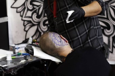 Brüksel, Belçika. 11 Kasım 2018. Bir Dövme sanatçısı Uluslararası Brüksel Dövme Sözleşmesi sırasında bir kişi dövme. 