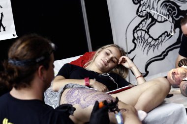 Brüksel, Belçika. 11 Kasım 2018. Bir Dövme sanatçısı Uluslararası Brüksel Dövme Sözleşmesi sırasında bir kişi dövme. 