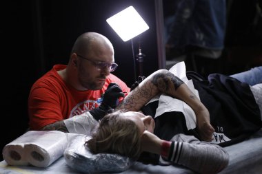 Brüksel, Belçika. 11 Kasım 2018. Bir Dövme sanatçısı Uluslararası Brüksel Dövme Sözleşmesi sırasında bir kişi dövme. 