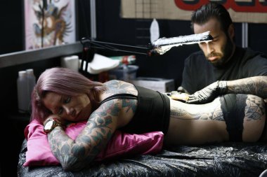 Brüksel, Belçika. 11 Kasım 2018. Bir Dövme sanatçısı Uluslararası Brüksel Dövme Sözleşmesi sırasında bir kişi dövme. 