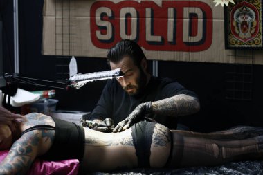 Brüksel, Belçika. 11 Kasım 2018. Bir Dövme sanatçısı Uluslararası Brüksel Dövme Sözleşmesi sırasında bir kişi dövme. 