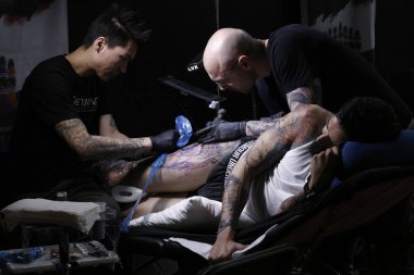 Brüksel, Belçika. 11 Kasım 2018. Bir Dövme sanatçısı Uluslararası Brüksel Dövme Sözleşmesi sırasında bir kişi dövme. 