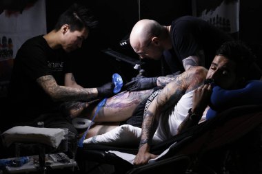 Brüksel, Belçika. 11 Kasım 2018. Bir Dövme sanatçısı Uluslararası Brüksel Dövme Sözleşmesi sırasında bir kişi dövme. 