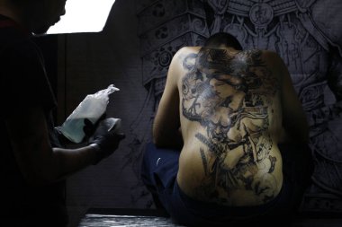 Brüksel, Belçika. 11 Kasım 2018. Bir Dövme sanatçısı Uluslararası Brüksel Dövme Sözleşmesi sırasında bir kişi dövme. 