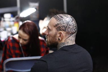 Brüksel, Belçika. 11 Kasım 2018. Bir Dövme sanatçısı Uluslararası Brüksel Dövme Sözleşmesi sırasında bir kişi dövme. 