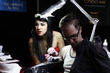 Brüksel, Belçika. 11 Kasım 2018. Bir Dövme sanatçısı Uluslararası Brüksel Dövme Sözleşmesi sırasında bir kişi dövme. 