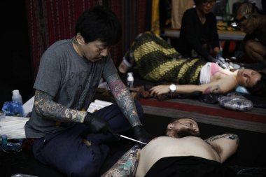 Brüksel, Belçika. 11 Kasım 2018. Bir Dövme sanatçısı Uluslararası Brüksel Dövme Sözleşmesi sırasında bir kişi dövme. 