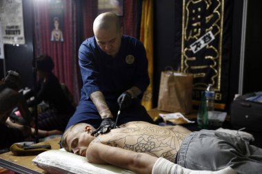 Brüksel, Belçika. 11 Kasım 2018. Bir Dövme sanatçısı Uluslararası Brüksel Dövme Sözleşmesi sırasında bir kişi dövme. 