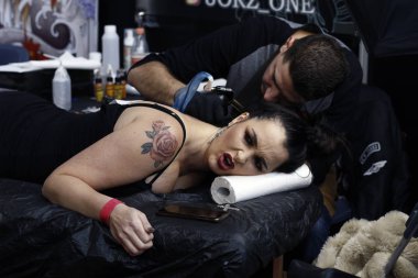 Brüksel, Belçika. 11 Kasım 2018. Bir Dövme sanatçısı Uluslararası Brüksel Dövme Sözleşmesi sırasında bir kişi dövme. 