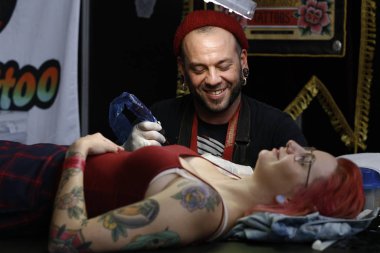 Brüksel, Belçika. 11 Kasım 2018. Bir Dövme sanatçısı Uluslararası Brüksel Dövme Sözleşmesi sırasında bir kişi dövme. 