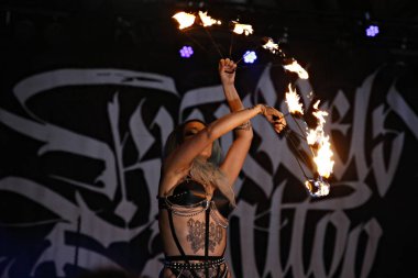 Brüksel'de Uluslararası Brüksel Dövme Kongresi sırasında yangın dansçıları ile Ortaçağ yangın gösterisi, Kasım 11, 2018 Belçika.