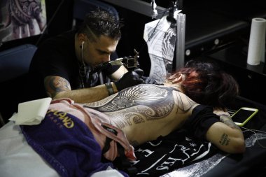 Brüksel, Belçika. 11 Kasım 2018. Bir Dövme sanatçısı Uluslararası Brüksel Dövme Sözleşmesi sırasında bir kişi dövme. 