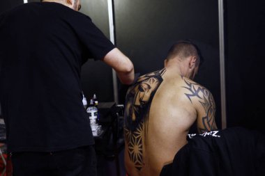 Brüksel, Belçika. 11 Kasım 2018. Bir Dövme sanatçısı Uluslararası Brüksel Dövme Sözleşmesi sırasında bir kişi dövme. 