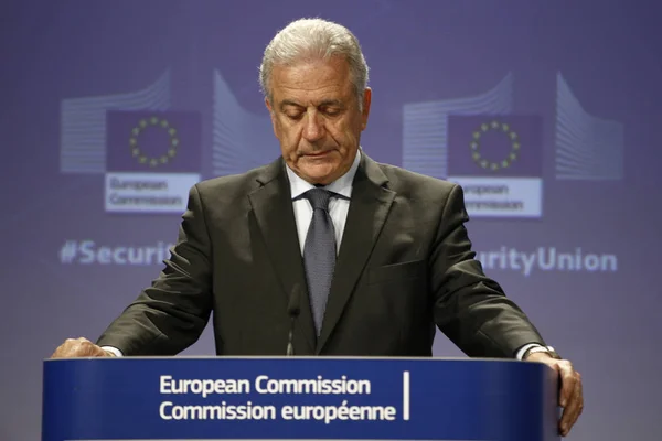 Los Comisarios de la UE Avramopoulos y King celebran una conferencia de prensac — Foto de Stock