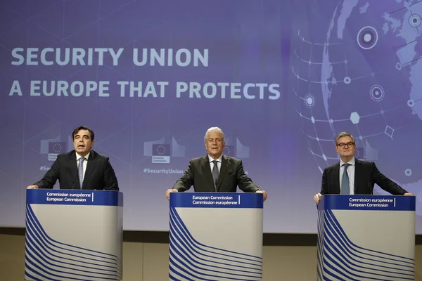 Komisaři EU Avramopoulos a King drží tiskovou delegaci — Stock fotografie