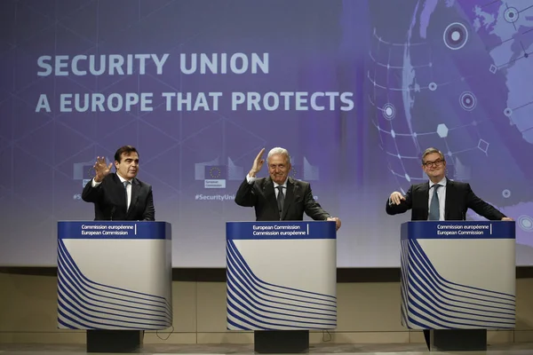 Komisaři EU Avramopoulos a King drží tiskovou delegaci — Stock fotografie