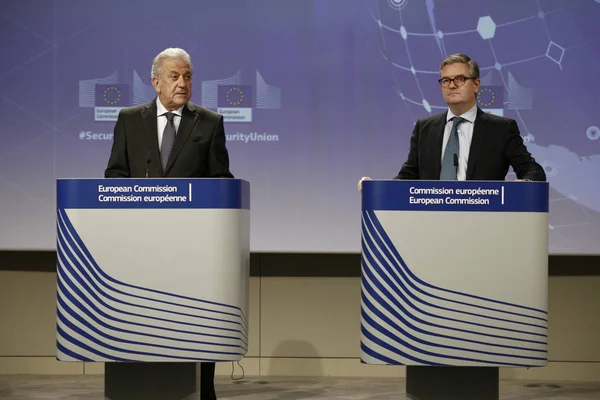 EU-kommissionärerna Avramopoulos och King innehar en presskonferens — Stockfoto