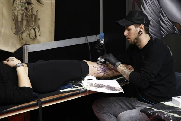 Brussel België November 2018 Een Tattoo Artiest Heeft Een Persoon — Stockfoto