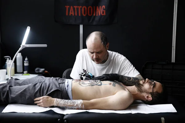 Bruxelas Bélgica Novembro 2018 Artista Tatuagem Tatuou Uma Pessoa Durante — Fotografia de Stock