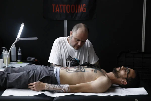 Bruxelas Bélgica Novembro 2018 Artista Tatuagem Tatuou Uma Pessoa Durante — Fotografia de Stock