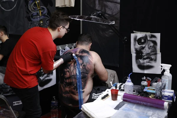 Bruxelas Bélgica Novembro 2018 Artista Tatuagem Tatuou Uma Pessoa Durante — Fotografia de Stock