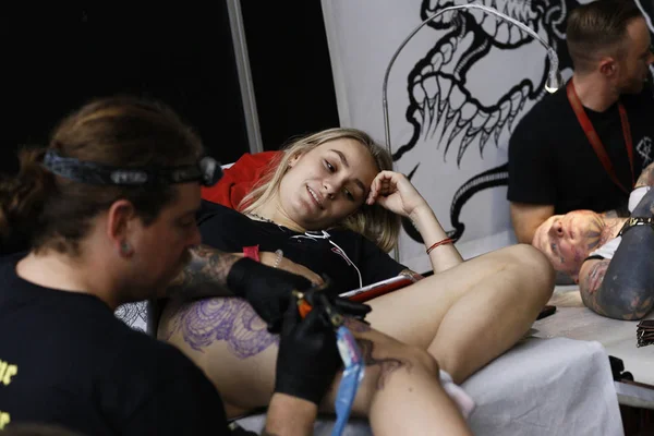 Bruxelles Belgio Novembre 2018 Tatuatore Tatuato Una Persona Durante Convenzione — Foto Stock