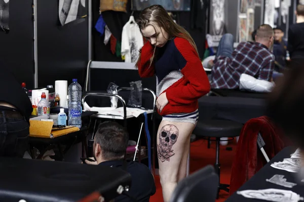 Brussel België November 2018 Een Tattoo Artiest Heeft Een Persoon — Stockfoto