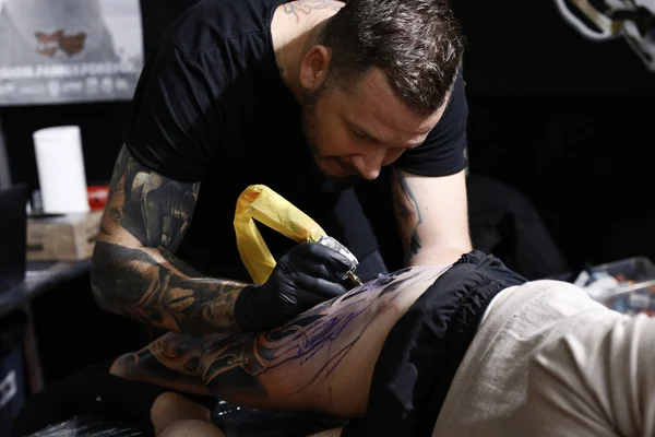 Bruxelles Belgio Novembre 2018 Tatuatore Tatuato Una Persona Durante Convenzione — Foto Stock