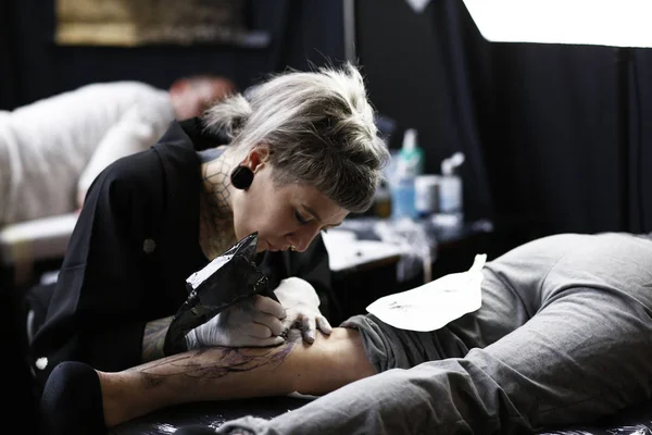 Bruxelas Bélgica Novembro 2018 Artista Tatuagem Tatuou Uma Pessoa Durante — Fotografia de Stock