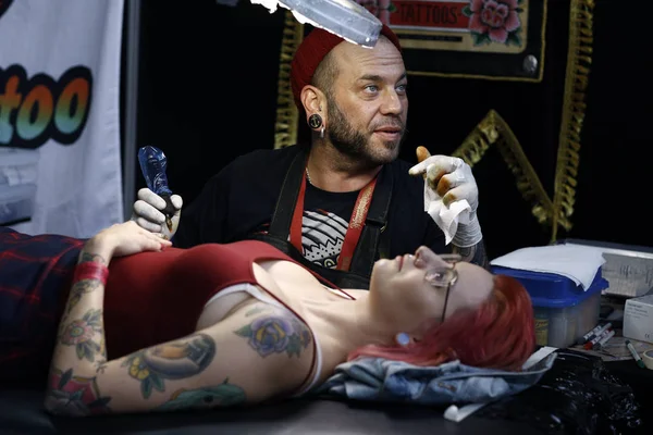 Brüksel, Belçika. 11 Kasım 2018. Bir Dövme sanatçısı Uluslararası Brüksel Dövme Sözleşmesi sırasında bir kişi dövme. 