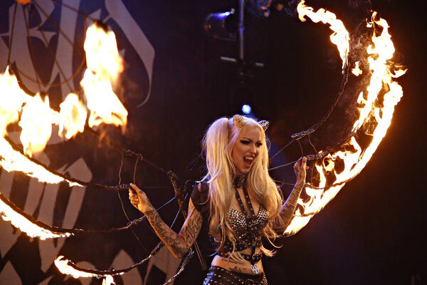 Средневековое огненное шоу с огненными танцорами во время Международной Брюссельской конвенции татуировок в Брюсселе, Бельгия, 11 ноября 2018 года
.