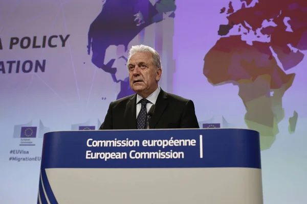 Conferencia de prensa de Dimitris Avramopoulos, miembro de la Comisión Europea — Foto de Stock