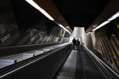 İnsanlar Roma'da bir metro tren istasyonunda merdiven kullanmak, İtalya Nisan'da 26, 2019