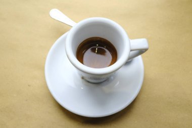 Roma'da espresso barda ahşap bir masada espresso kahve, Nisan'da İtalya 29, 2019