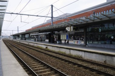 Bruge, Belçika 19 Mayıs 2019. Yolcu tren istasyonuna vardıktan sonra platformda bekliyor.
